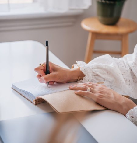 alba garcía psicóloga tomando notas